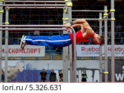 Спортсмен выполняет вис на брусьях на чемпионате мира "Street Workout World Cup 2013 Super Final" в Москве. Редакционное фото, фотограф Николай Винокуров / Фотобанк Лори