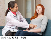 Врач ощупывает живот пациентки. Стоковое фото, фотограф Яков Филимонов / Фотобанк Лори
