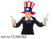 Серьезная девушка в смешной шляпе с американским флагом командует кем-то. Стоковое фото, фотограф Elnur / Фотобанк Лори