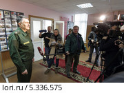 Генерал-майор Тимошев Р.М. даёт интервью журналистам в областном военкомате города Железнодорожный (2013 год). Редакционное фото, фотограф Дмитрий Неумоин / Фотобанк Лори