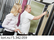 Продавец и покупатель подбирают цвет краски. Стоковое фото, фотограф Дмитрий Калиновский / Фотобанк Лори
