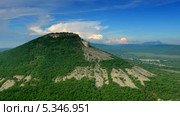 Горный пейзаж с облаками, пещерный город Тепе-Кермен, таймлапс (2013 год). Стоковое видео, видеограф Артем Поваров / Фотобанк Лори
