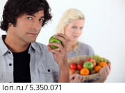 Мужчина с яблоком и девушка с фруктовой корзиной. Стоковое фото, фотограф Phovoir Images / Фотобанк Лори