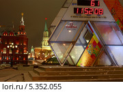 Ночная Москва. Часы на Манежной площади отсчитывают время и дни до начала олимпийских игр в Сочи (2013 год). Редакционное фото, фотограф Яна Королёва / Фотобанк Лори