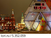 Ночная Москва. Часы на Манежной площади отсчитывают время и дни до начала олимпийских игр в Сочи (2013 год). Редакционное фото, фотограф Яна Королёва / Фотобанк Лори