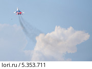 Санкт-Петербург, Россия. 7 июля 2013. Пилотажная группа "Стрижи" в небе на авиашоу в рамках Международного военно-морского салона IMDS-2013. Редакционное фото, фотограф Литвяк Игорь / Фотобанк Лори