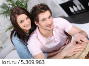 Парень играет на тамтаме рядом с подругой. Стоковое фото, фотограф Phovoir Images / Фотобанк Лори