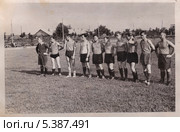 Футбольная команда, 1950-е годы. Редакционное фото, фотограф Илюхина Наталья / Фотобанк Лори