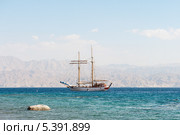 Яхта в Красном море. Юг Израиля, город Эйлат (2013 год). Стоковое фото, фотограф Александр Овчинников / Фотобанк Лори