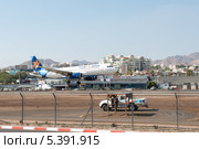 Самолет авиакомпании Israir заходит на посадку в аэропорт города Эйлат. Израиль (2013 год). Редакционное фото, фотограф Александр Овчинников / Фотобанк Лори