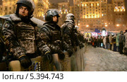 Кордон из полиции во время митинга в Киеве на Крещатике ("Евромайдан") в связи с решением Украины о приостановке ассоциации с Евросоюзом (09.12.13) (2013 год). Редакционное видео, видеограф FMRU / Фотобанк Лори