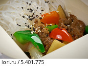 Китайская рисовая лапша с говядиной и овощами в картонной коробочке. Стоковое фото, фотограф Александр Fanfo / Фотобанк Лори