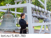 Монах у колокола Успенского собора. Ярославль (2012 год). Редакционное фото, фотограф Яков Филимонов / Фотобанк Лори