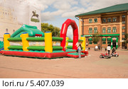 Город Клин. Детская площадка в центре города (2013 год). Редакционное фото, фотограф Олег Тыщенко / Фотобанк Лори