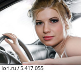 Красивая светловолосая женщина с ярким макияжем сидит за рулем своего автомобиля. Стоковое фото, фотограф photoff / Фотобанк Лори