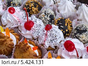 Фон из различных свежих аппетитных пирожных. Фокус в центре. Стоковое фото, фотограф Владимир Сергеев / Фотобанк Лори
