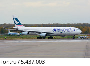 Airbus A340 (бортовой B-HXG) авиакомпании Cathay Pacific в Домодедово (2013 год). Редакционное фото, фотограф Alexei Tavix / Фотобанк Лори
