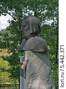 Винсент Дунин-Марцинкевич, бюст, кладбище Тупальщина, Минская обл., Беларусь (2013 год). Редакционное фото, фотограф Марина Шатерова / Фотобанк Лори