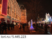 Ледяные скульптуры около ГУМа на Красной площади в Москве (2013 год). Редакционное фото, фотограф Алёшина Оксана / Фотобанк Лори