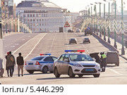 Полицейский патруль досматривает легковую машину в центре города Москвы (2013 год). Стоковое фото, фотограф Parmenov Pavel / Фотобанк Лори