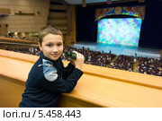 Мальчик с биноклем собирается смотреть спектакль (2013 год). Стоковое фото, фотограф Сергей Лаврентьев / Фотобанк Лори