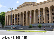 Здание парламента Грузии в центре Тбилиси (2013 год). Стоковое фото, фотограф Евгений Ткачёв / Фотобанк Лори