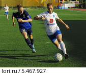 Сидоровская Алла (номер 6) демонстрирует дриблинг с мячом (2013 год). Редакционное фото, фотограф Alexander Mirt / Фотобанк Лори