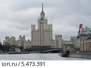 Москва, высотный дом на Котельнической набережной в пасмурную, дождливую погоду (2014 год). Редакционное фото, фотограф Овчинникова Ирина / Фотобанк Лори