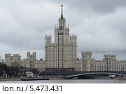 Москва, высотный дом на Котельнической набережной в пасмурную, дождливую погоду (2014 год). Стоковое фото, фотограф Овчинникова Ирина / Фотобанк Лори