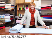 Продавец работает в магазине тканей. Стоковое фото, фотограф Яков Филимонов / Фотобанк Лори