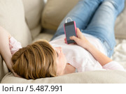 девочка подросток слушает музыку в плейере на диване. Стоковое фото, фотограф CandyBox Images / Фотобанк Лори