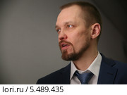 Первая Международная Профессиональная Премия Рушана Симбатулина в области эзотерики и народной медицины. Пресс-конференция.Вручение наград номинантам. Психолог, хиромант Анатолий Шмульский. (2014 год). Редакционное фото, фотограф Александр С. Курбатов / Фотобанк Лори