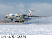 Транспортный самолёт Ил-76 ВВС России. Взлет в облаке снежной пыли (2014 год). Редакционное фото, фотограф Александр Тарасенков / Фотобанк Лори
