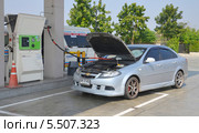Легковой автомобиль на заправке сжиженным нефтянным газом (LPG). Таиланд (2014 год). Редакционное фото, фотограф Виктор Карасев / Фотобанк Лори