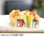 Роллы с лососем, авокадо, мягким сыром и соусом унаги. Стоковое фото, фотограф Яна Королёва / Фотобанк Лори