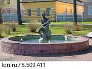 Фонтан "Мальчик с рыбой" в Кинешме, Ивановская область (2013 год). Редакционное фото, фотограф Михаил Марковский / Фотобанк Лори