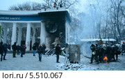 Разрушения возле стадиона им. Лобановского. Митинг в Киеве на Крещатике ("Евромайдан") в связи с решением Украины о приостановке ассоциации с Евросоюзом (21.01.14) (2014 год). Редакционное видео, видеограф FMRU / Фотобанк Лори