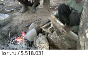 Мальчик из племени масаев помогает кузнецу нагревать металл (2014 год). Редакционное видео, видеограф Кекяляйнен Андрей / Фотобанк Лори