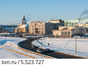 Город Тула. Вид на здание Индустриального банка и Вознесенский Храм зимой на фоне голубого неба (2014 год). Редакционное фото, фотограф Игорь Низов / Фотобанк Лори