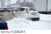 Автомобиль Nissan Juke буксует в снегу на нерасчищенной дороге. Ростов-на-Дону (2014 год). Редакционное фото, фотограф Олег Пчелов / Фотобанк Лори