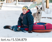 Мальчик-подросток и собака сидят на снегу с тюбингом. Стоковое фото, фотограф Игорь Низов / Фотобанк Лори