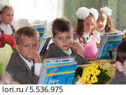 Второклассники  1 сентября на уроке (2012 год). Редакционное фото, фотограф Володина Ольга / Фотобанк Лори