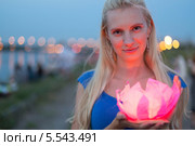 Девушка в синем платье с декоративным фонариком, перед тем, как опустить его на воду. Стоковое фото, фотограф Losevsky Pavel / Фотобанк Лори