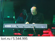 Игорь Бриль играет на синтезаторе на концерте в джаз-клубе Brilliant Jazz (2012 год). Редакционное фото, фотограф Losevsky Pavel / Фотобанк Лори