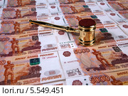 Судейский молоток на пятитысячных купюрах. Стоковое фото, фотограф Старостин Сергей / Фотобанк Лори