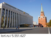 Москва. Россия. Государственный Кремлевский дворец и Троицкая башня Московского Кремля (2012 год). Редакционное фото, фотограф Яна Королёва / Фотобанк Лори