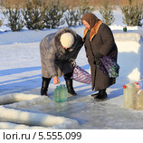 Бабушки пришли за святой водой. Стоковое фото, фотограф Анатолий Матвейчук / Фотобанк Лори