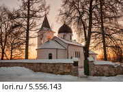 Троицкая церковь в деревне Бёхово, Зимой при закатном солнце (2014 год). Редакционное фото, фотограф Игорь Низов / Фотобанк Лори