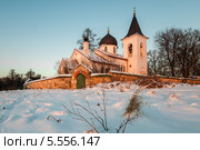 Троицкая церковь в деревне Бёхово, построенная в 1906 году по проекту В.Д.Поленова, освещённая лучами закатного солнца (2014 год). Редакционное фото, фотограф Игорь Низов / Фотобанк Лори