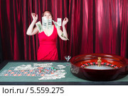 Денежный дождь в казино. Стоковое фото, фотограф Сергей Дубров / Фотобанк Лори